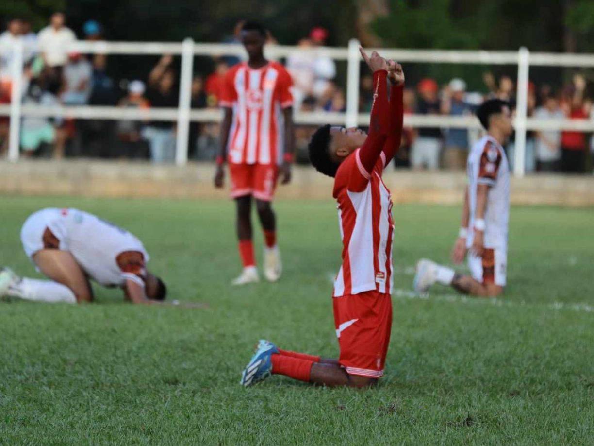El pitazo final llegó y la plantilla del Vida celebró el tanto del empate.