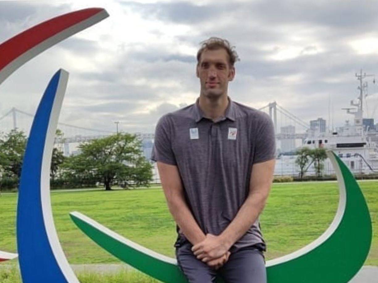 Morteza Mehrzadselakjani está compitiendo en los Juegos Paralímpicos. Es el deportista con mayor altura en la historia de la competición. 