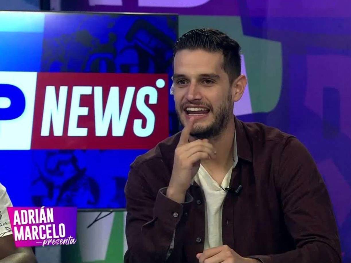 Adrián Marcelo es conocido por su humor irreverente y comentarios agudos, lo que le ha ganado tanto seguidores como detractores.