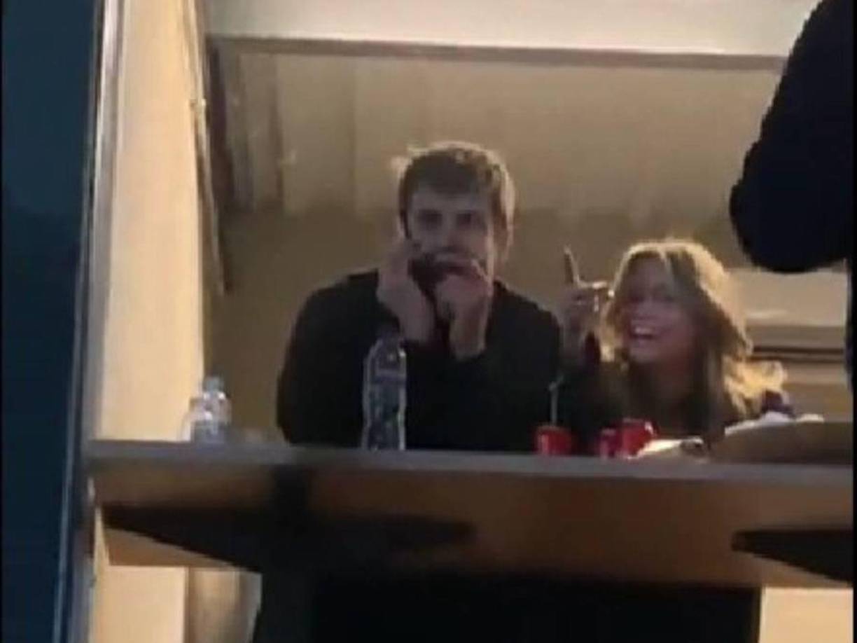 Muchos internautas aseguran que el dueño sería fan de la cantante y por tal motivo habría “expulsado” a la polémica pareja.