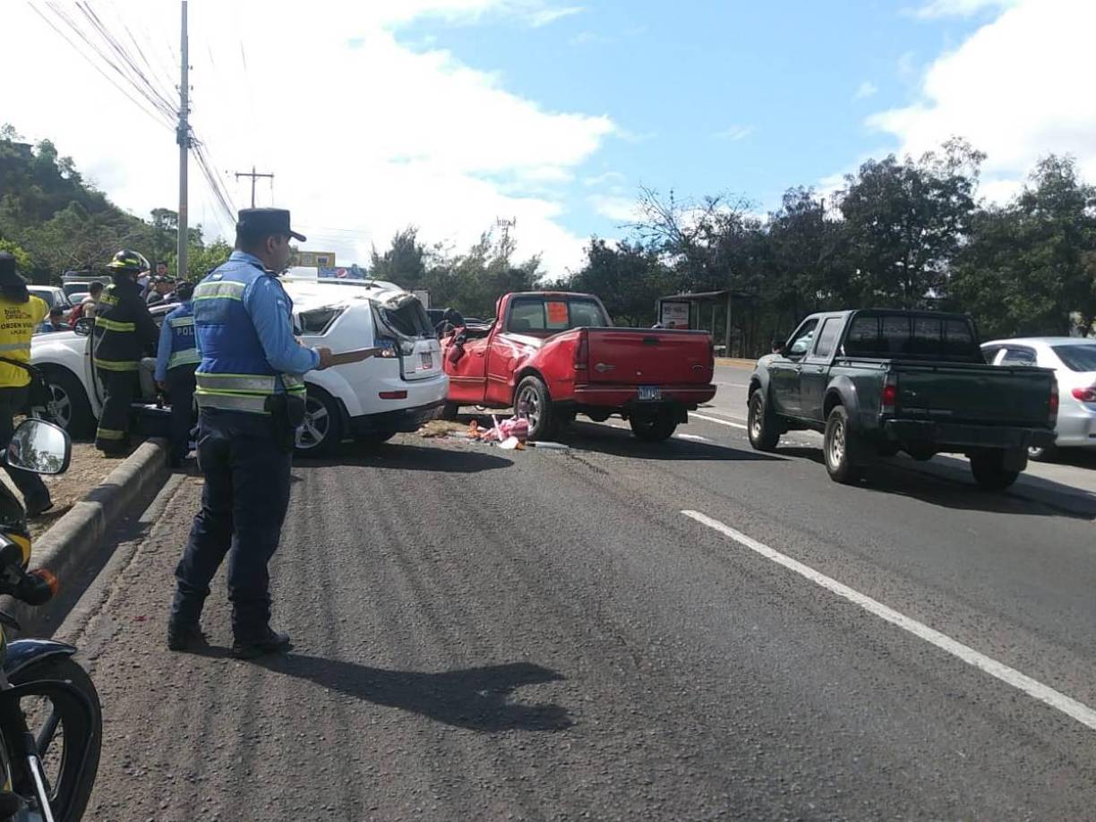 Las unidades móviles presentan fuertes golpes en sus partes frontales debido al impacto.