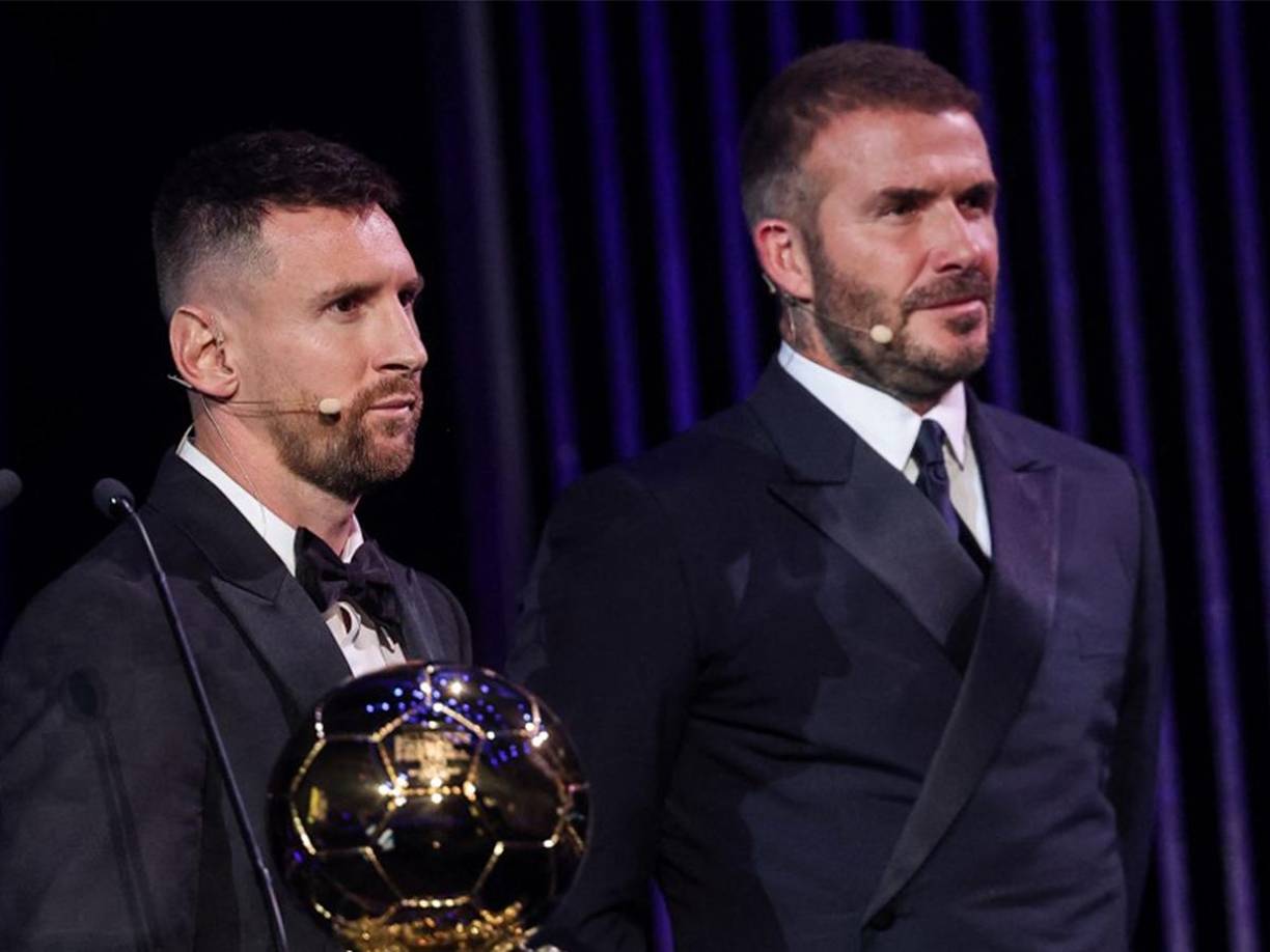 Messi junto a David Beckham en el momento que miraban un video de los grandes momentos del argentino en el Mundial de Qatar.