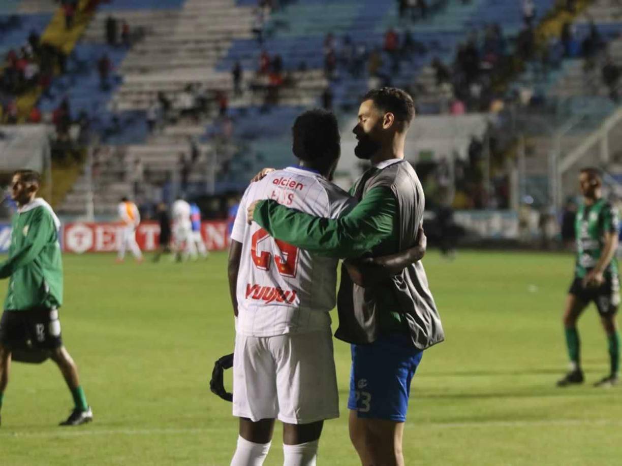 Enrique Facussé también se acercó a Alberth Elis y lo felicitó por su regreso al fútbol.
