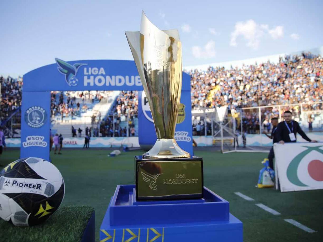 La Copa que se llevará el campeón del Torneo Apertura 2024 estuvo presente en el estadio Nacional Chelato Uclés.