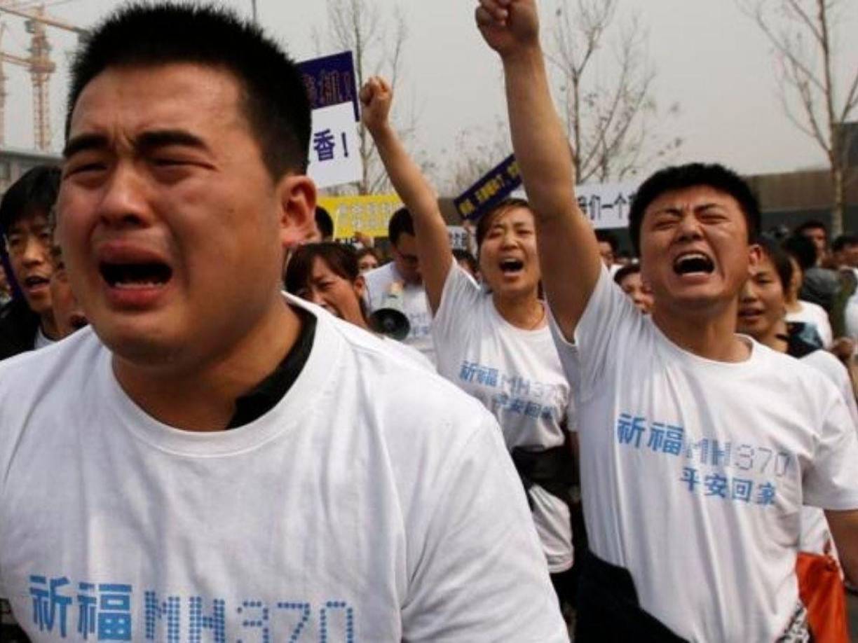 La desaparición del avión comercial MH370 llamó la atención del mundo por lo indescifrable de lo sucedido. Eso llevó a los familiares de los desaparecidos a exigir una búsqueda mundial del avión y de todos a bordo, pero desafortunadamente nunca pudo aclararse nada, pues hasta el día de hoy sus paraderos son desconocidos.