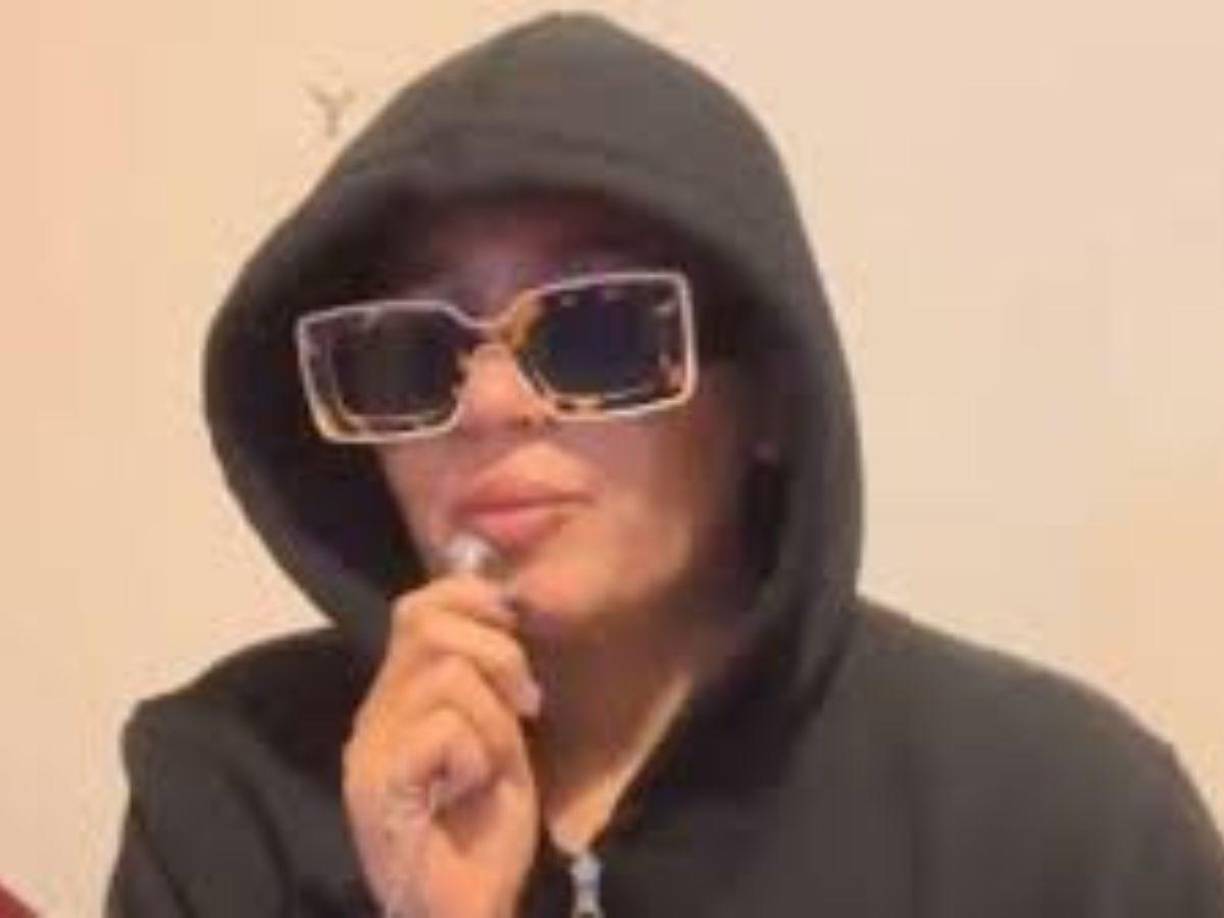 La cantante, quien porta una sudadera gris con capucha y lentes oscuros, realizó su explicación. “Quiero compartir lo que estoy viviendo en estos momentos”, inició. “Me empezó un dolor de cabeza en el lado derecho de mi cara. Al principio no me preocupé porque pensé que sería un dolor de cabeza normal, pero no fue así”.