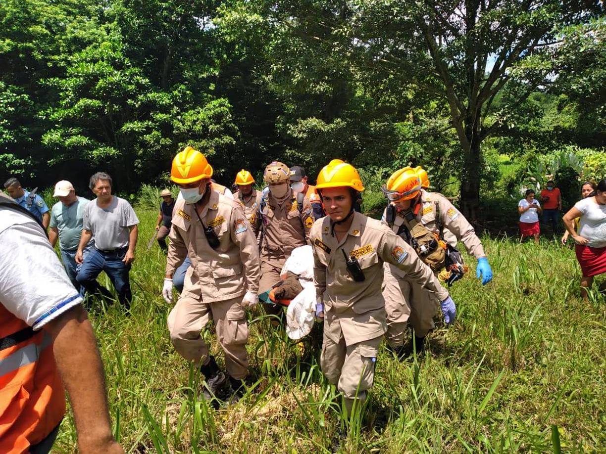 Los cuerpos de las cuatro personas fueron hallados en distintos sitios, en un tramo de un kilómetro, dijo uno de los socorristas del Cuerpo de Bomberos.