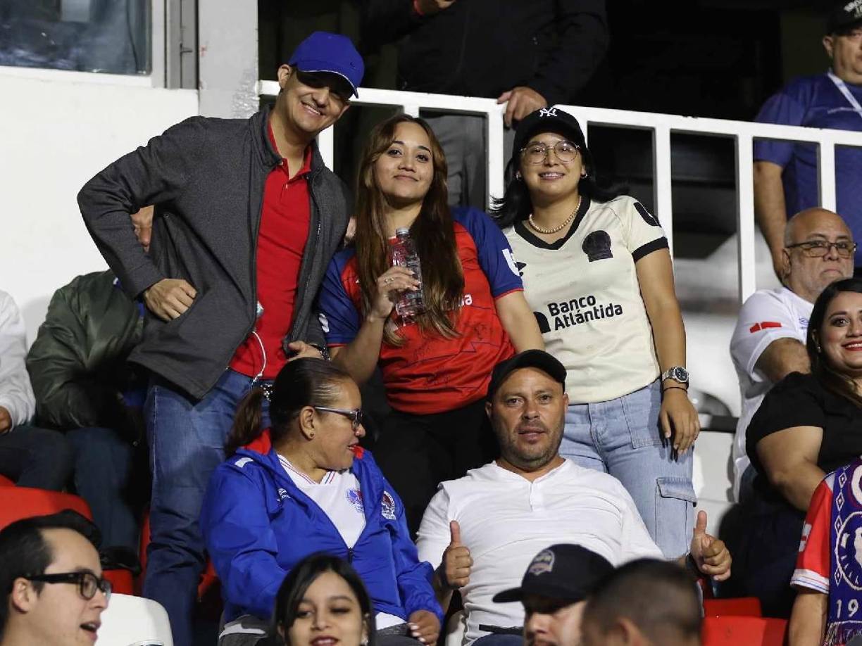 Los aficionados que posaron para las cámaras de Diario LA PRENSA en Tegucigalpa.