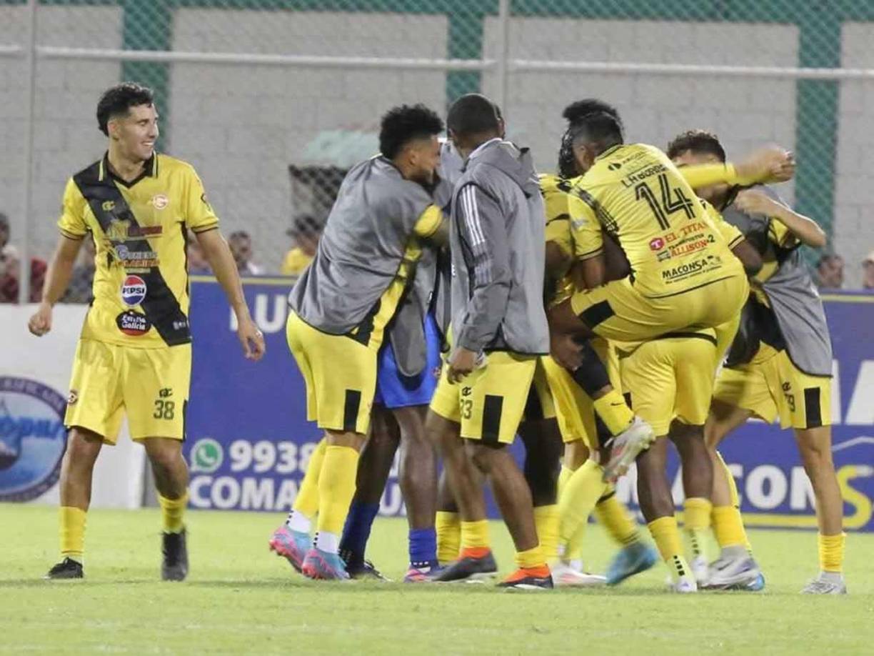 La euforia de los jugadores del Génesis de Comayagua celebrando el gol del empate contra el Real España.