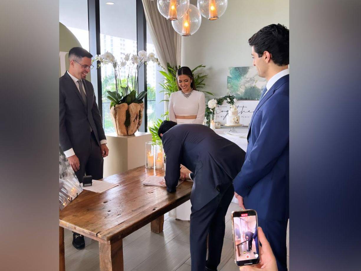 El hermano de Anuar, el presentador de Univision Elián Zidan, fue uno de los testigos del enlace. No podía ser de otra forma. El conductor ha presenciado cada momento de esta historia de amor, incluido el flechazo, ya que fue él quien los presentó en su día.