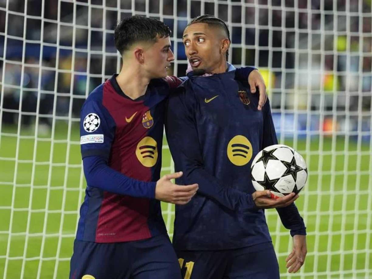 Raphinha se llevó el balón a casa tras su hat-trick contra el Bayern.