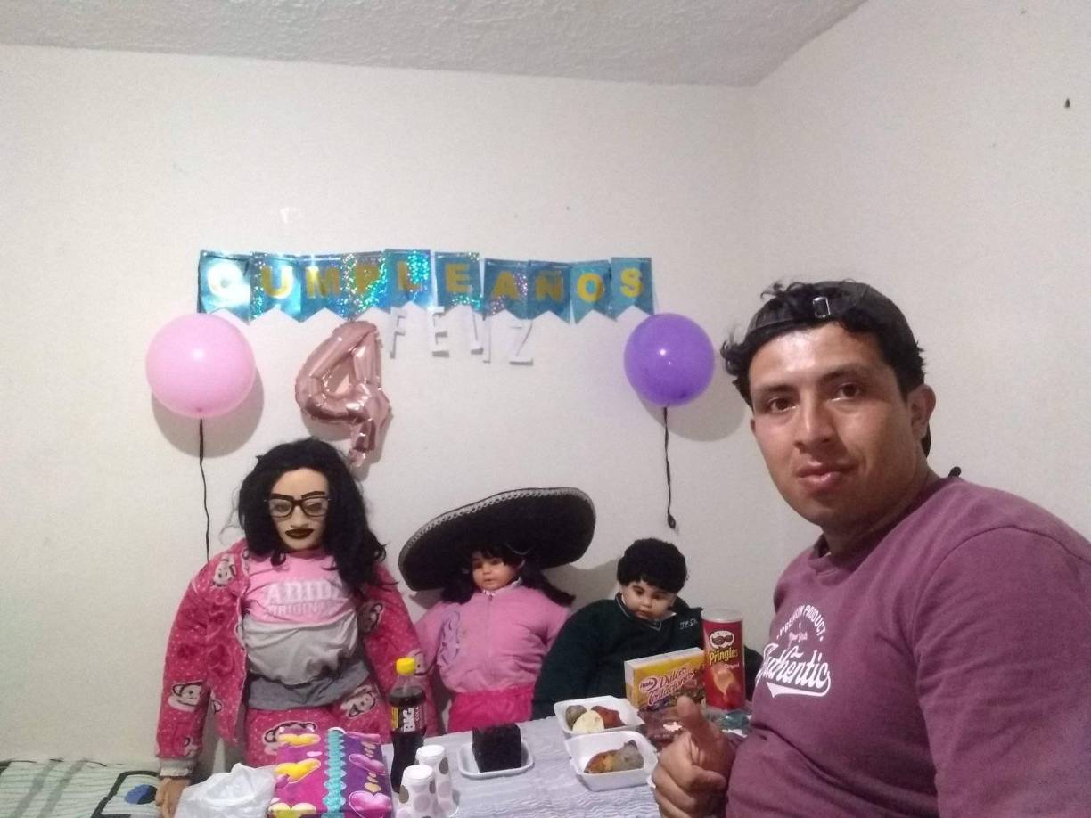 Meses después, el joven afirmó haber quemado a los muñecos de trapo, asegurando que ya <b>tenía una relación real con una mujer mexicana que conoció en las redes sociales</b>, sin embargo, no funcionó y el joven volvió a publicar imágenes en compañía de su familia de trapo y afirmó que <b>su novia se encontraba embarazada</b>.
