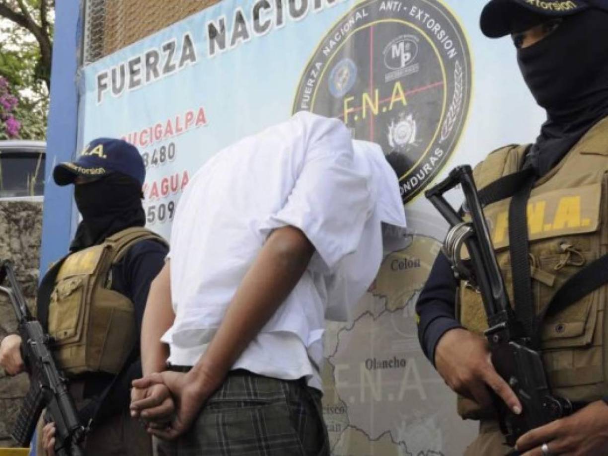 “El gobierno está haciendo lo suyo para tratar de dar seguridad, pero existe el pensamiento que entregarle esta carta blanca a la Policía para que se mancillen los derechos de la población es contraproducente, porque ya de por sí muchos han abusado del poder que les da el uniforme y ahora con este decreto se quebranta la presunción de inocencia y pueden detener donde quieran y a la hora que quieran es negativo. Esto es más trabajo para los organismos de derechos humano, cuando vengan las quejas por abusos que se pudieran cometer”, comentó.