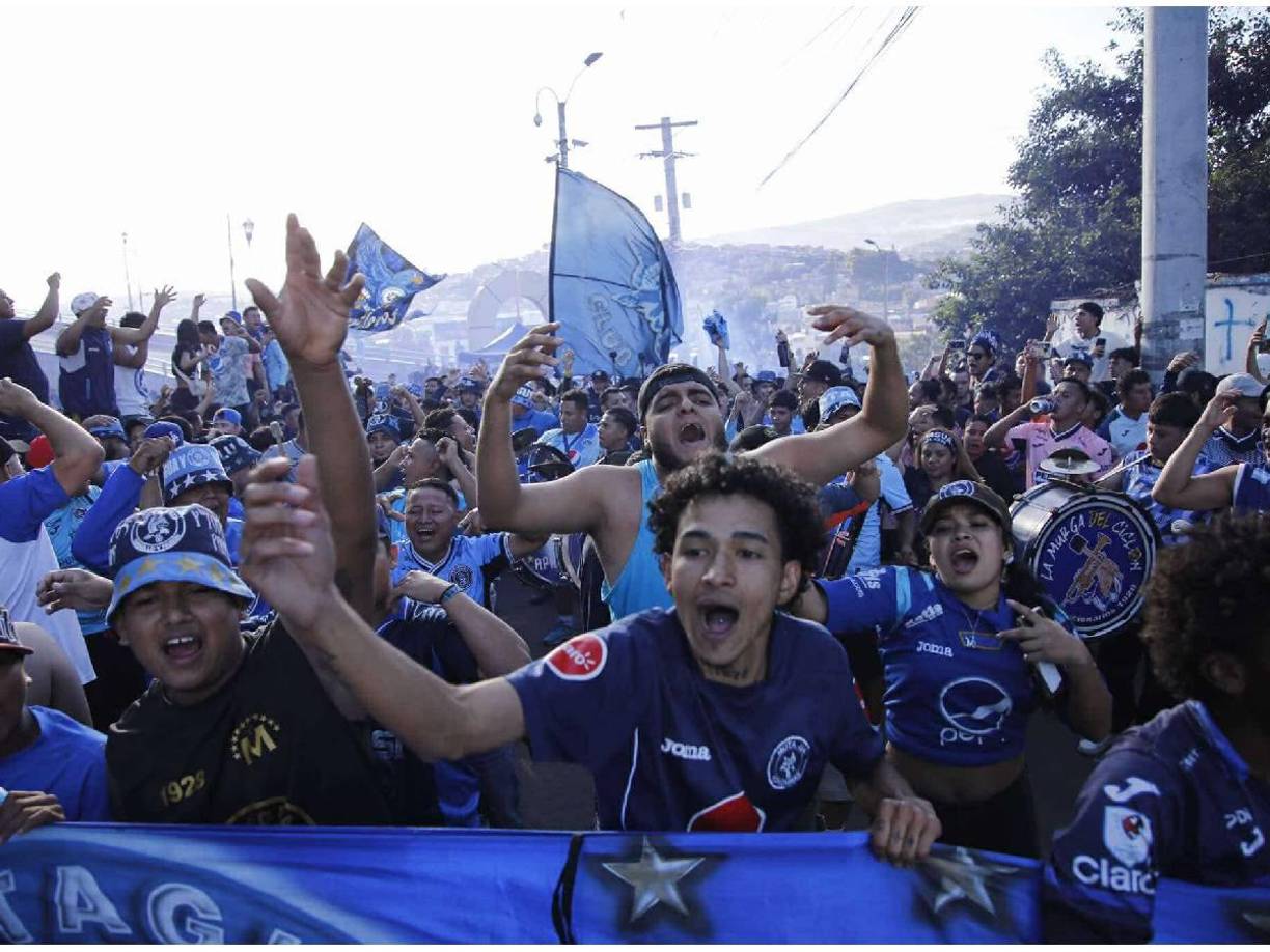 Una locura fue la que se vivió minutos previos al inicio de la semifinal de vuelta entre Motagua y Real España.
