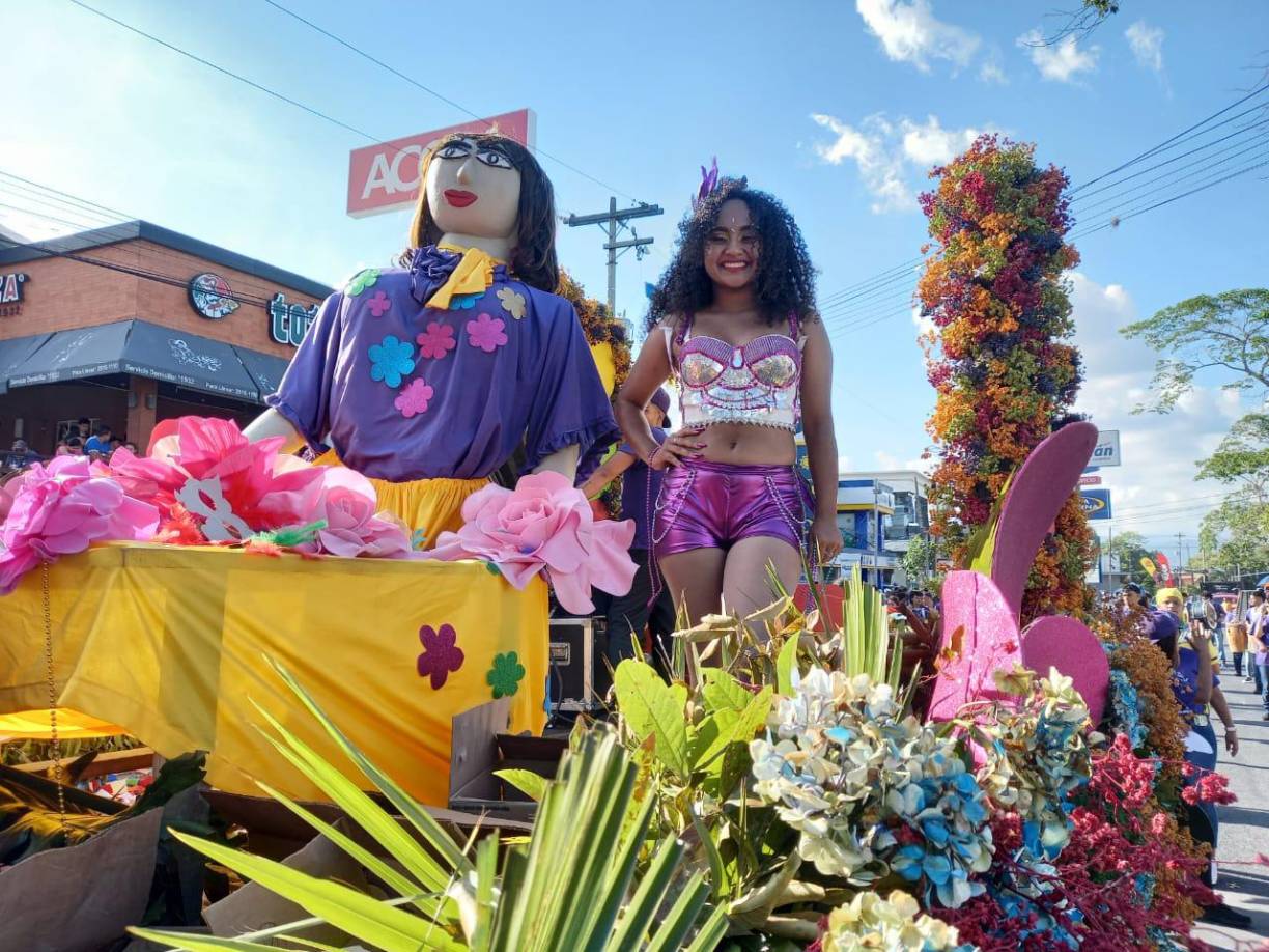 Feria Juniana 2023: Desfile de carrozas reúne a miles de familias