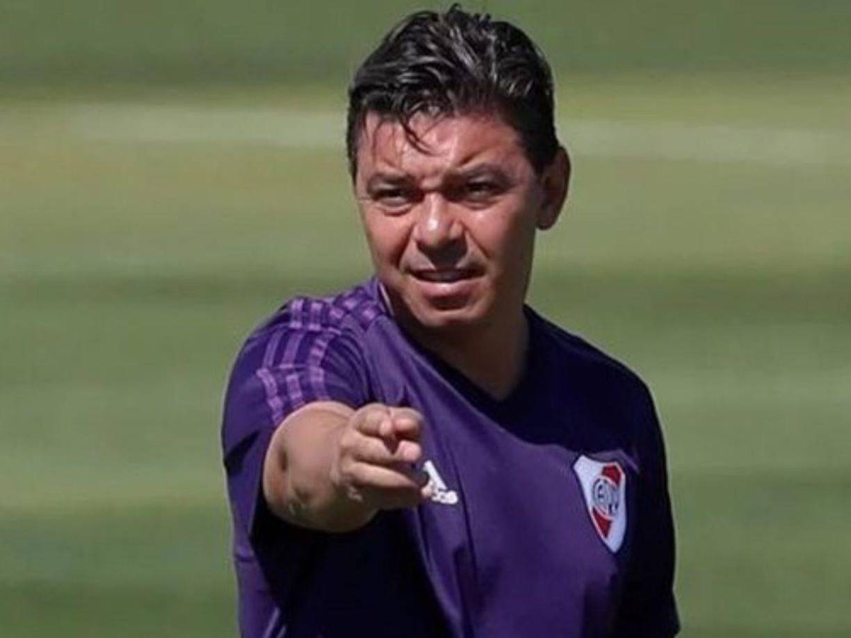 El técnico más exitoso de la historia de River Plate, Marcelo Gallardo, es el máximo favorito para suceder en el banquillo ‘millonario’ a Martín Demichelis, quien este domingo dirigió su último encuentro en el Estadio Más Monumental.