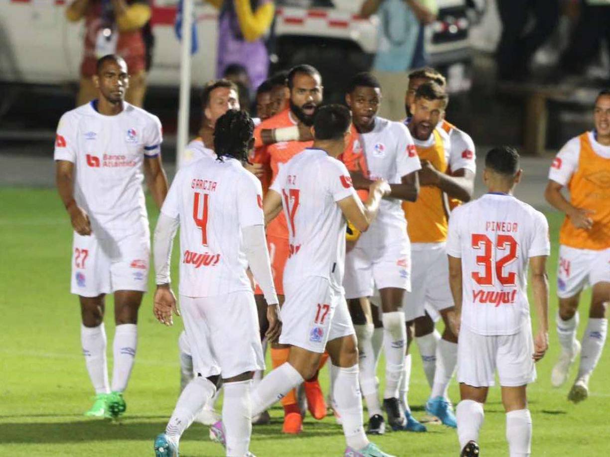 Jugadores del Olimpia felicitaron a su compañero Menjívar por el penal detenido a Agustín Auzmendi.