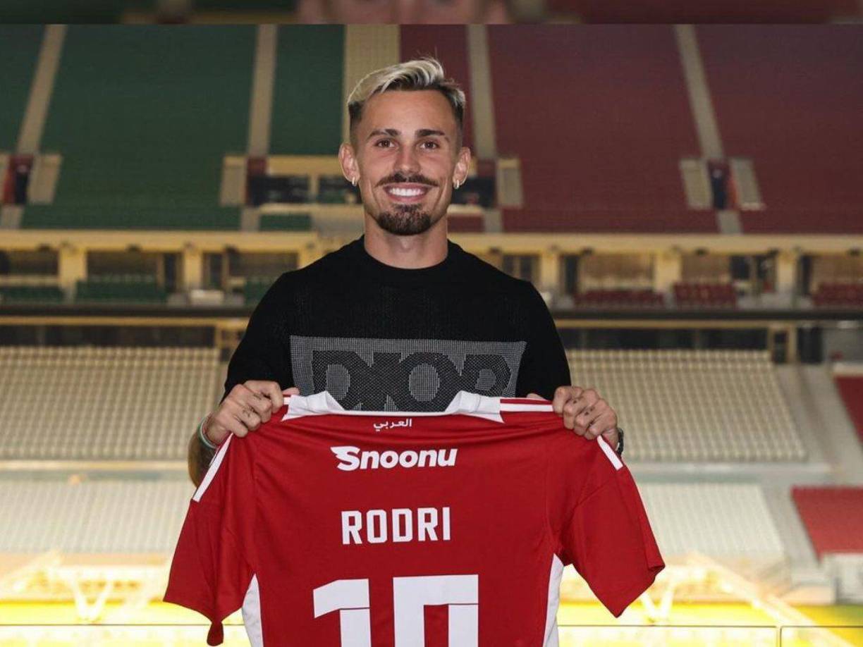 El Betis y el Al Arabi anunciaron el traspaso de Rodri Sánchez al club catarí. El centrocampista extremeño, de 24 años, llevará el número 10 y firma por el club de Doha durante tres temporadas. Los verdiblancos recibirán unos 8 millones de euros por su venta.