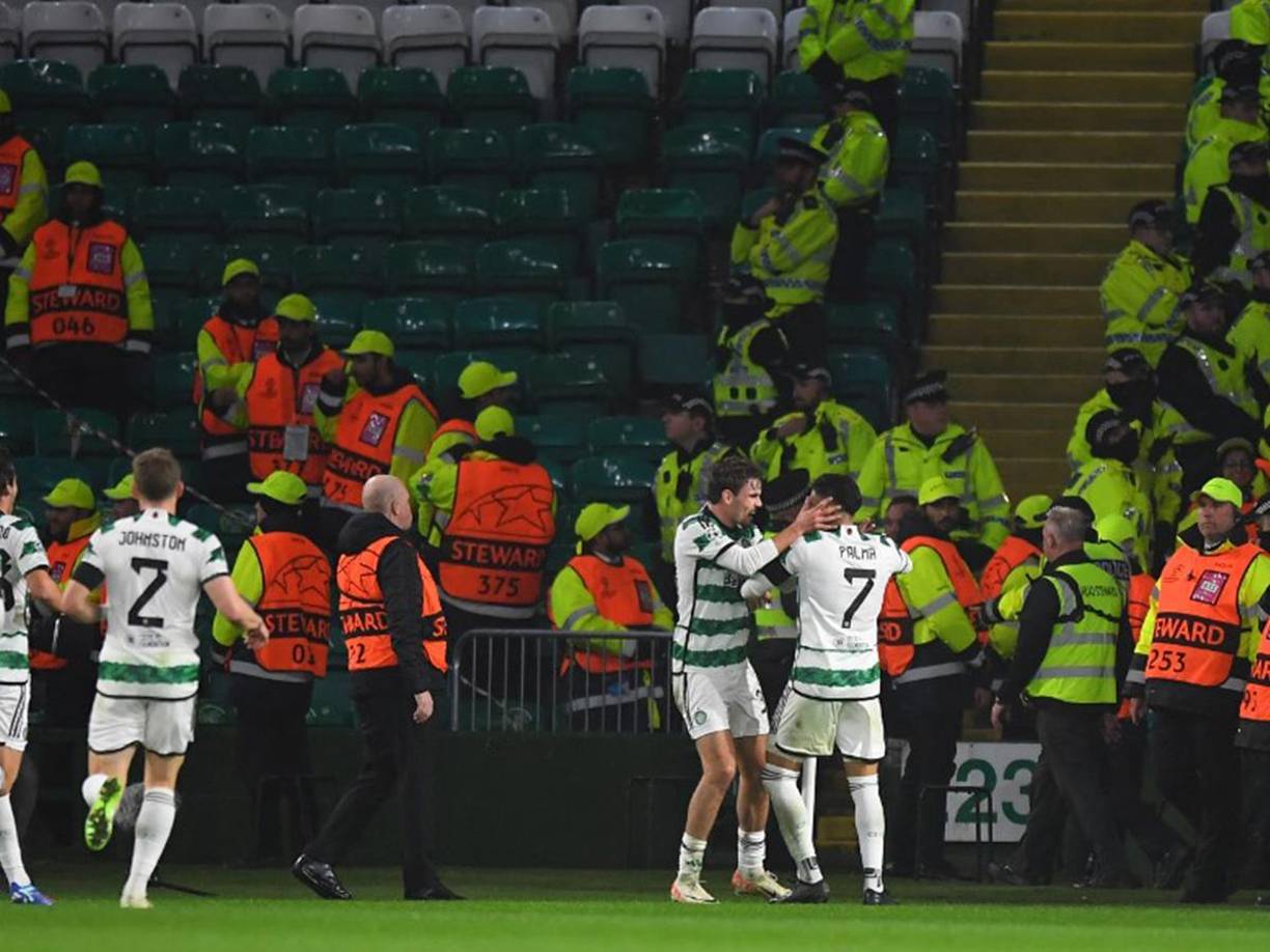 Los compañeros de Luis Palma se unieron a los festejos y felicitaron al hondureño tras su golazo que era el 2-1 parcial del juego.