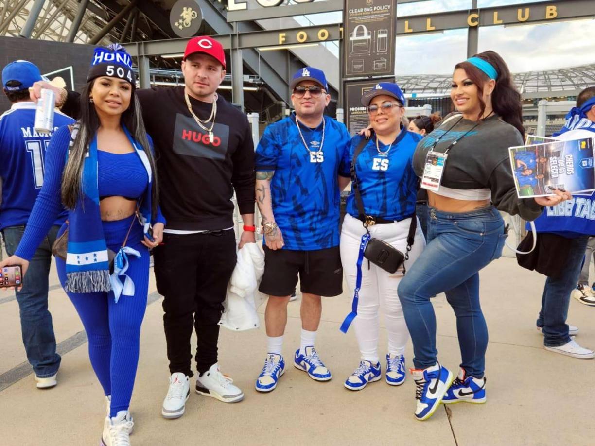 Los aficionados hondureños y salvadoreños llegaron desde tempranas horas al BMO Stadium de Los Ángeles.