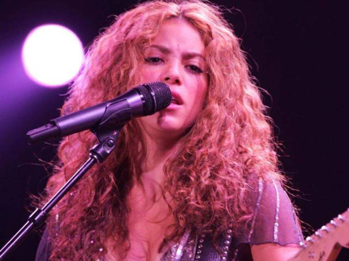 Mientras cantaba en vivo se le olvidó la letra de su canción, sin embargo, el público le ayudó coreando su canción. 