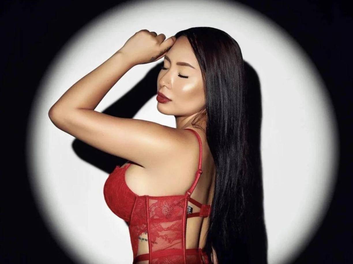 Por otra parte, la joven compartió su lucha contra el abuso que sufrió después de entrar en la industria para adultos. Y ahí confesó que iba a terapia y tomaba medicación para enfrentar sus trastornos.