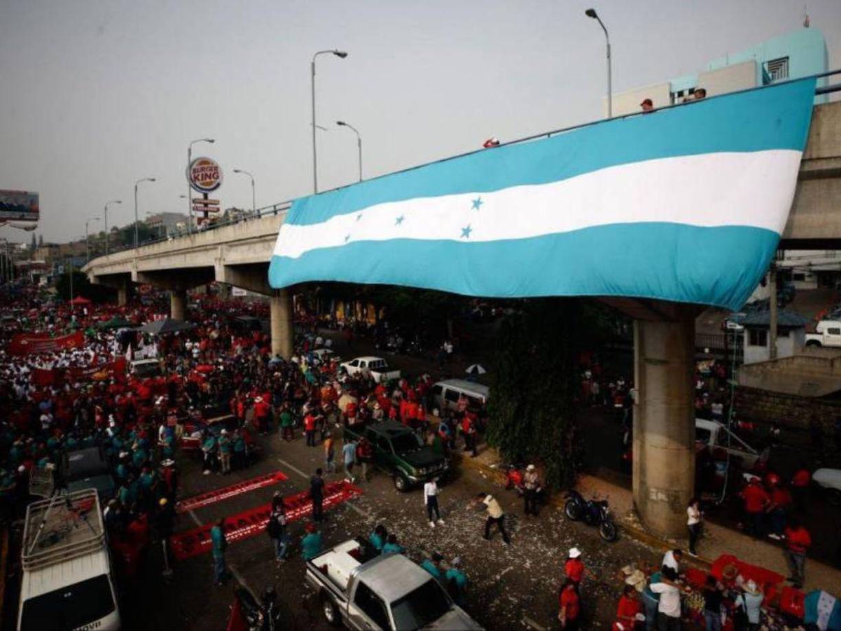 La bandera azul turquesa flameó en las calles de la capital.