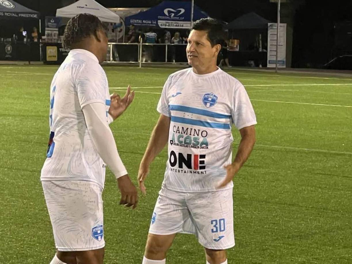 Carlos Pavón y Alex Pineda antes de iniciar el partido charlaron un poco.