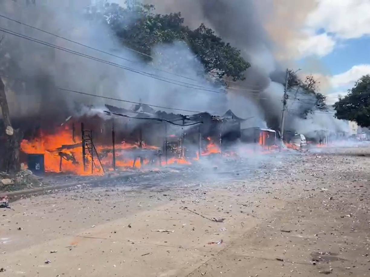 Un incendio de grandes proporciones se registró este lunes 23 de diciembre en Catacamas, Olancho.
