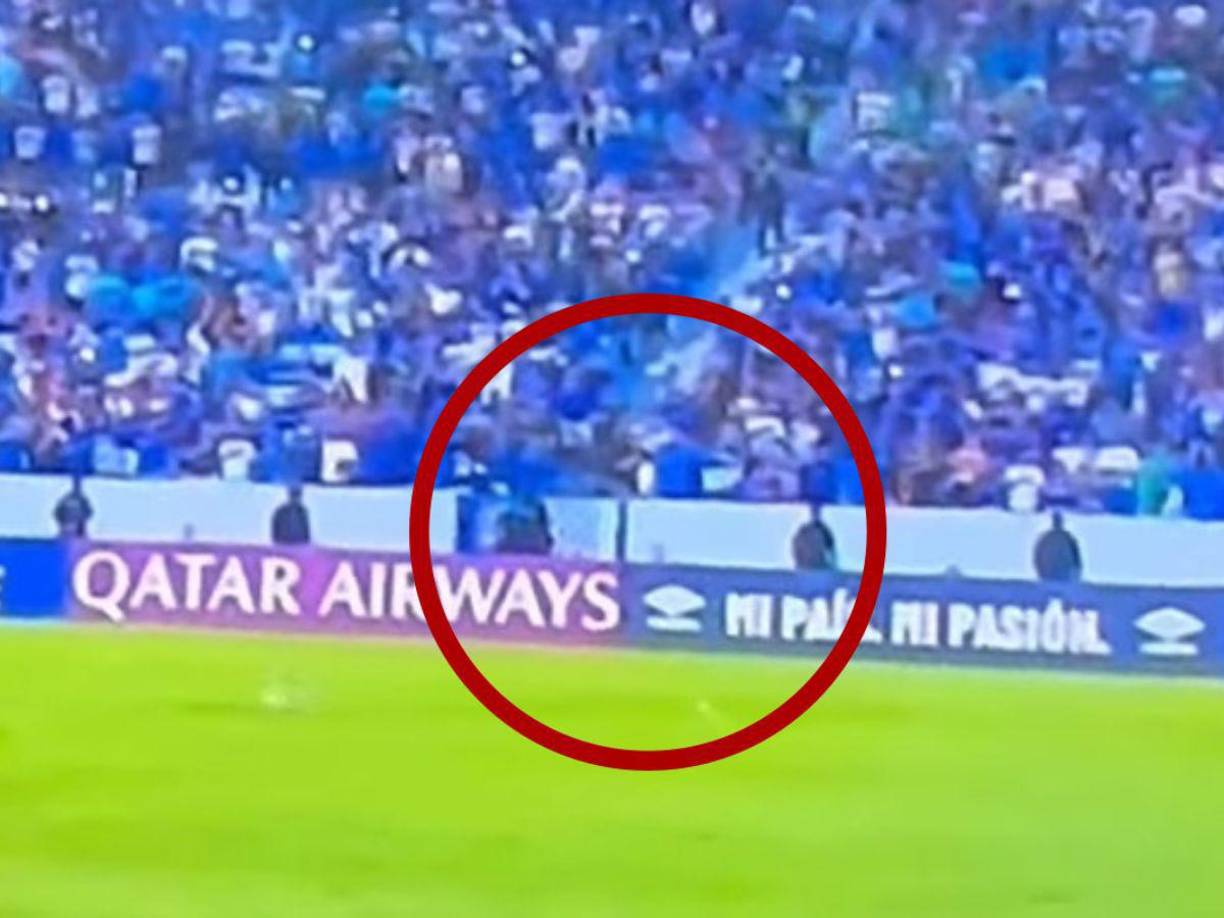 Los aficionados salvadoreños se comportaron a la altura y no hubo ningún altercado. Es de mencionar que, en la mayoría de los recintos centroamericanos, predominan las vallas.