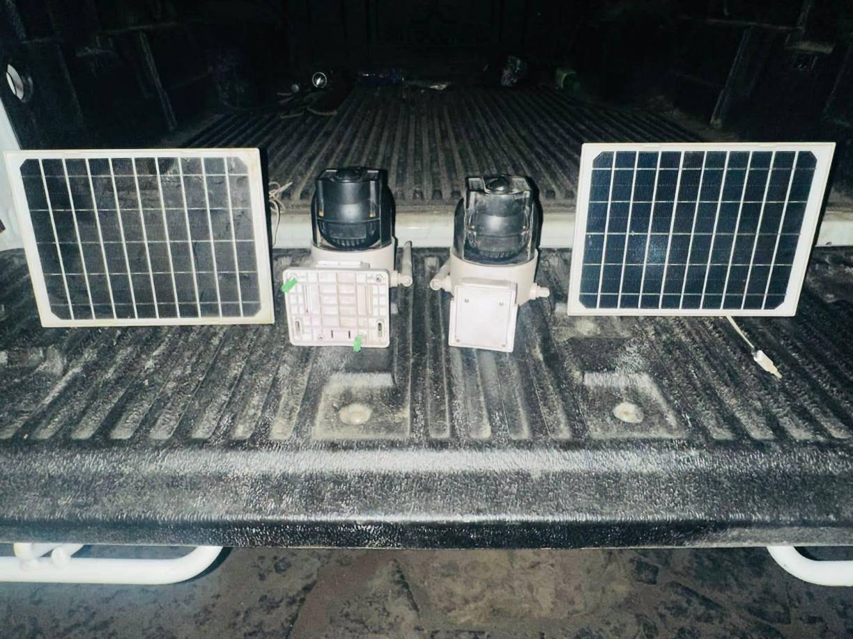 Una a una las cámaras fueron ubicadas en los postes del tendido eléctrico, para proceder con su desmantelamiento y así coartar ventajas al grupo criminal.