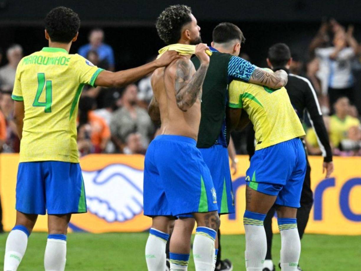 Caída del invicto: Brasil nunca había perdido un partido de eliminatorias mundialistas en casa, hasta que el 21 de noviembre su verdugo, Argentina, hizo lo imposible tras casi 70 años de imbatibilidad, todo gracias a un solitario gol de Otamendi que silenció el Maracaná.