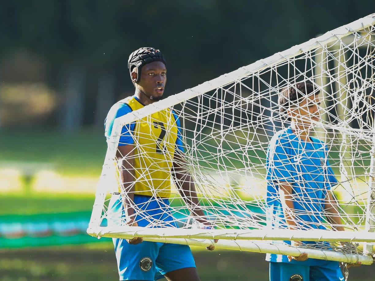 Elis entrena con las Panteras FC en San Pedro Sula. El jugador está volviendo poco a poco, pero su futuro en incierto.