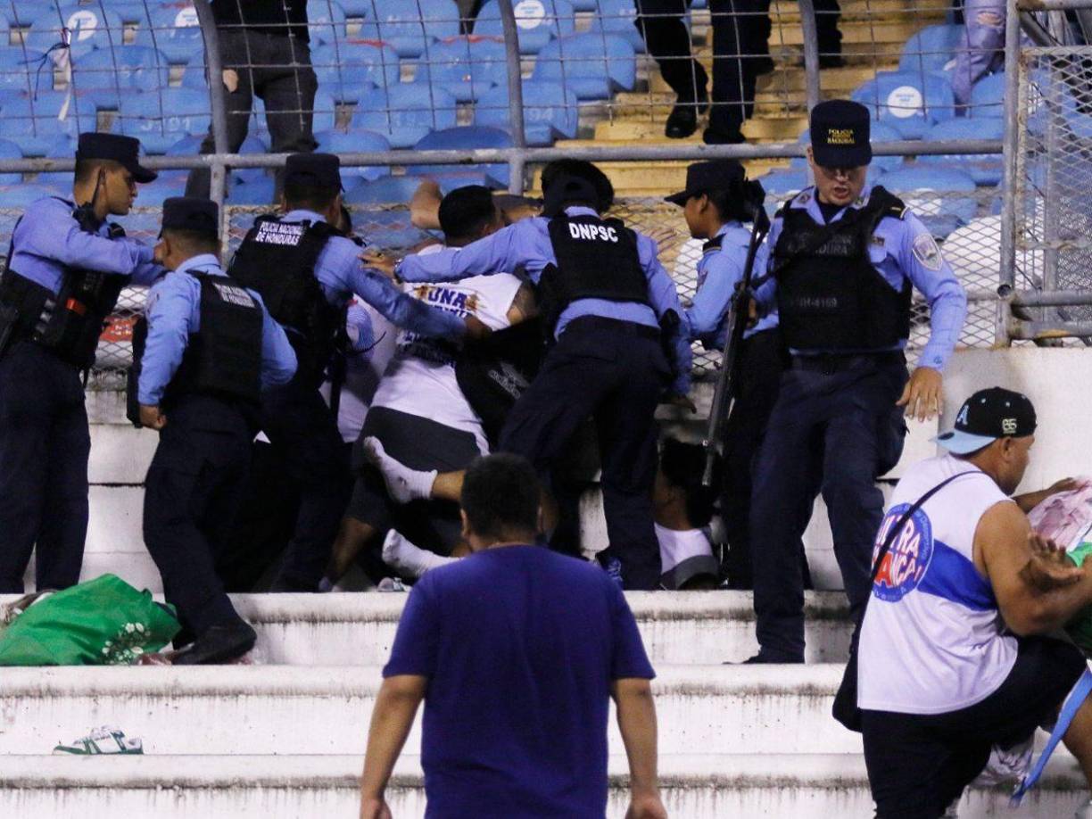 Empujones, agarrones y puñetazos figuraron en la lamentable lista del zafarrancho en las graderías del Estadio Olímpico de SPS.