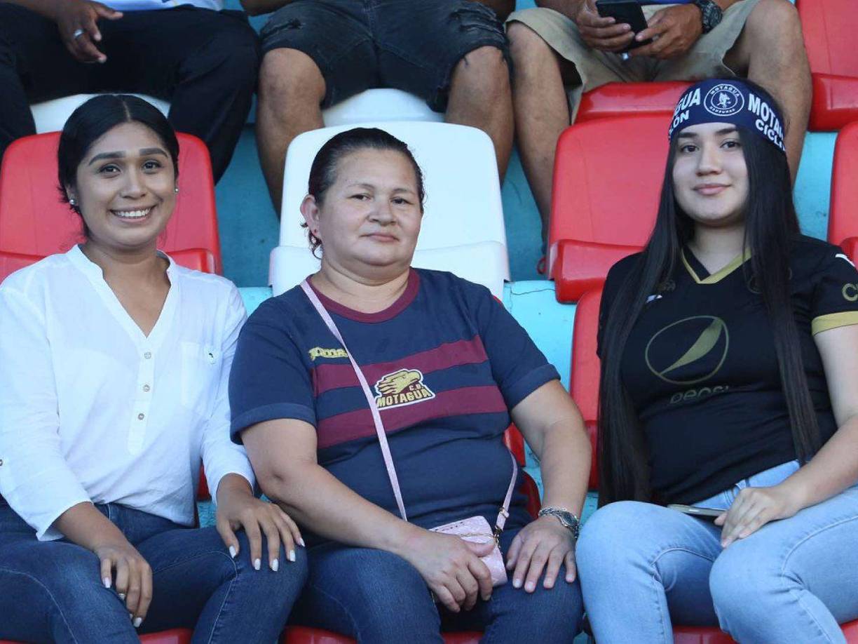 Una señora con dos jóvenes posaron para el lente de Diario LA PRENSA . 