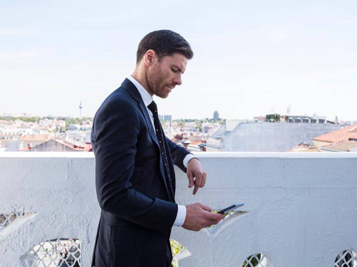 La goleada del Barça en el ‘Clásico’ ha provocado un terremoto en el Santiago Bernabéu. Según publica ‘Sport’, las voces críticas en la directiva complican el futuro de Carlo Ancelotti y el club estudia ya la llegada de Xabi Alonso en verano.