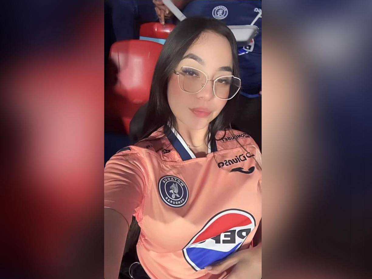 Dayana Zúniga asistió al estadio Nacional Chelato Uclés con su camiseta del Motagua y dispuesta a apoyar a su equipo.