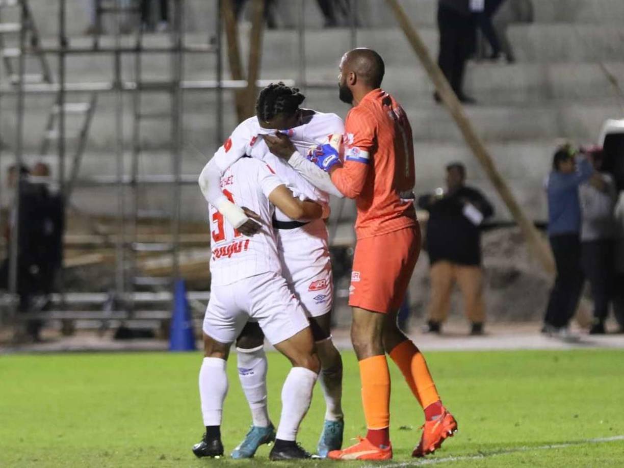 Las lágrimas de José García siendo animado por Carlos ‘Mango‘ Sánchez y Edrick Menjívar.