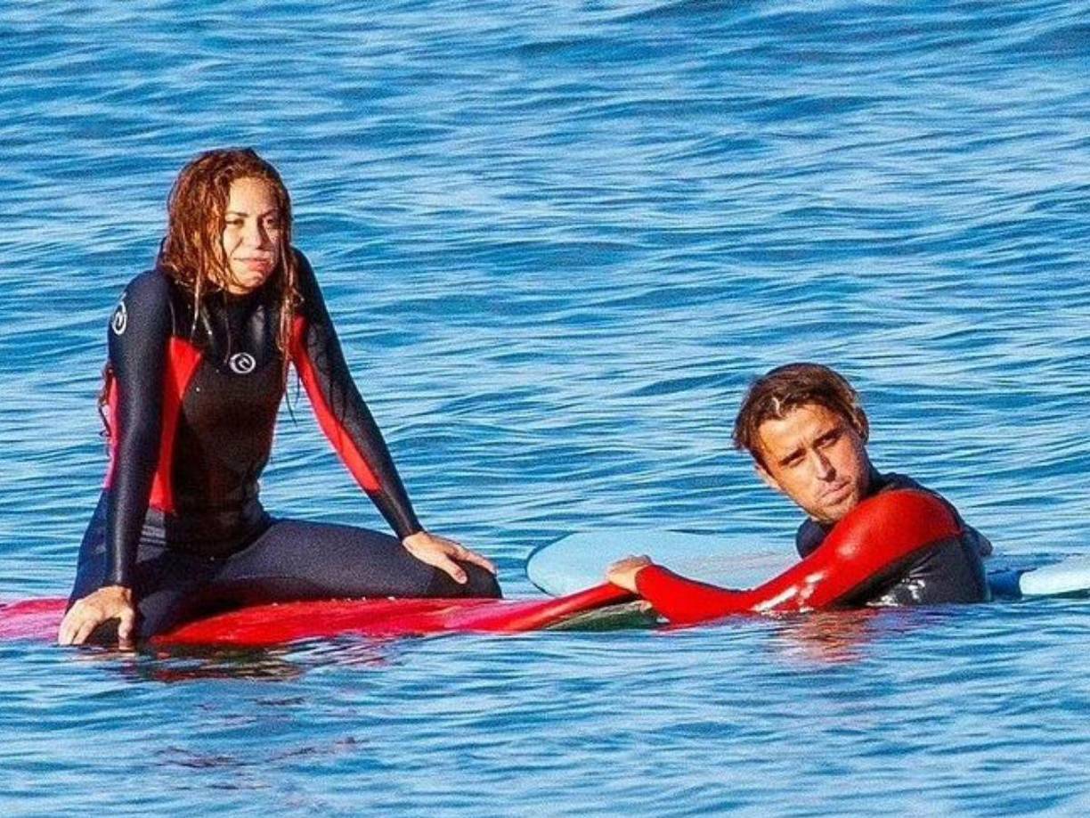 De acuerdo con Jordi Martin, paparazzi que sigue a Shakira, la cantante colombiana viajó junto a su profesor de surf, con el cual ya había sido captada entre risas y miradas de complicidad el pasado mes de junio.