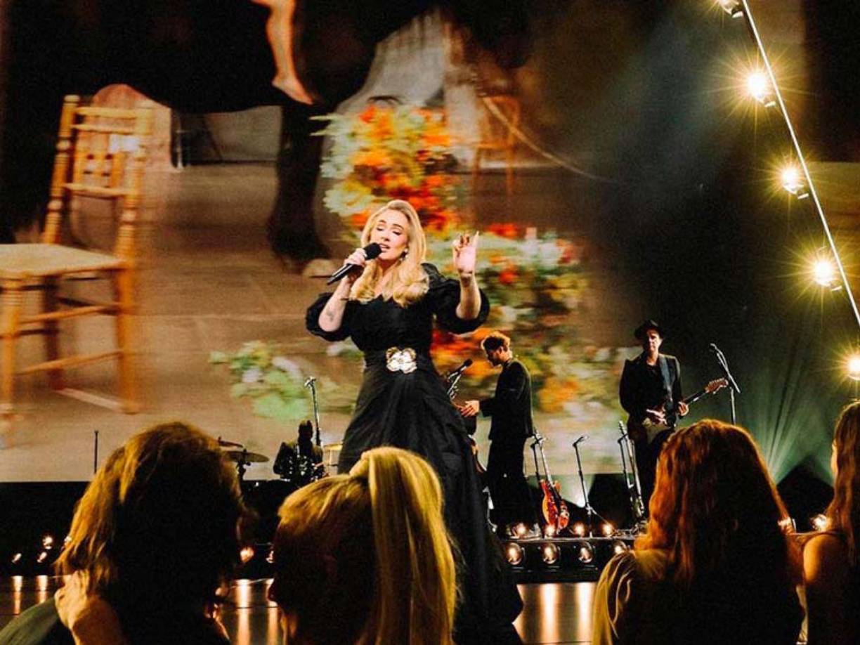 La talentosa cantante de ‘Send my love’ confiesa que tiene sentimientos encontrados, pues, por un lado, le encanta hacer música y, por otro lado, le estresa y aterroriza cantar en vivo frente al público.