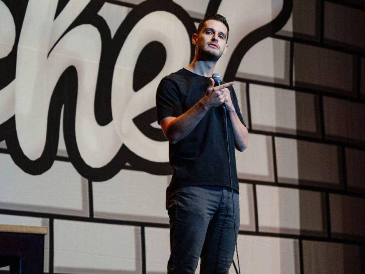 En estos shows, Adrián ha demostrado su habilidad para conectar con el público a través de su humor y comentarios agudos. Su presencia en televisión le ha permitido ganar una gran base de seguidores, tanto en México como en otros países de habla hispana.