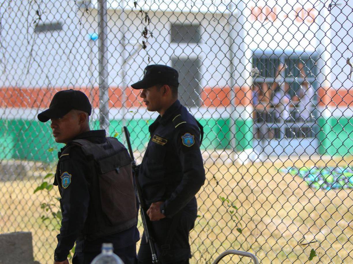 Durante el recorrido, se observó un estricto orden en el interior de la cárcel, que permanecía en un silencio absoluto. Los reclusos que se encontraban fuera de las celdas estaban bajo constante custodia.