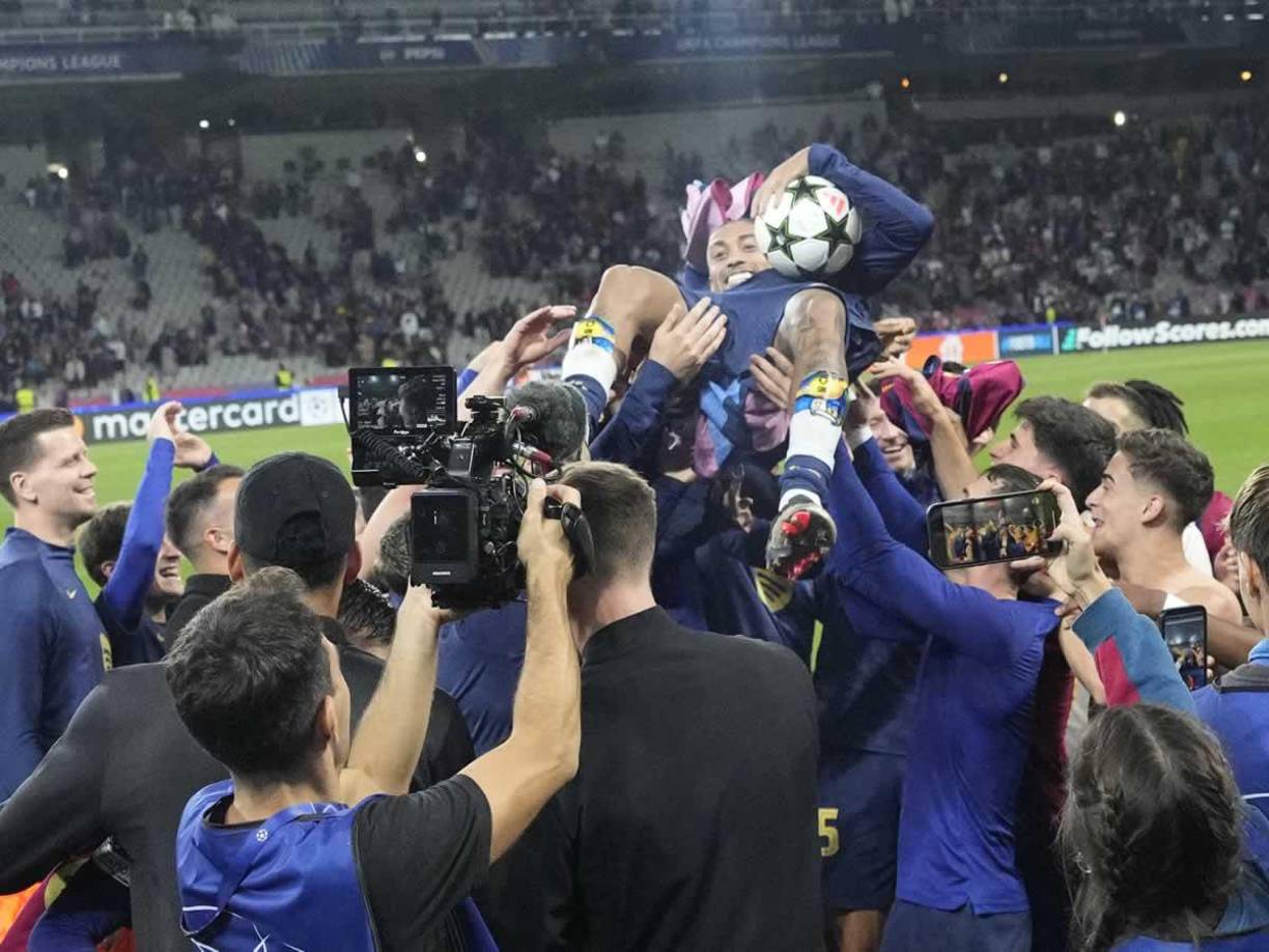 Los jugadores del Barcelona tuvieron un lindo gesto con Raphinha. Lo mantearon al brasileño que no soltaba el balón de su hat-trick.