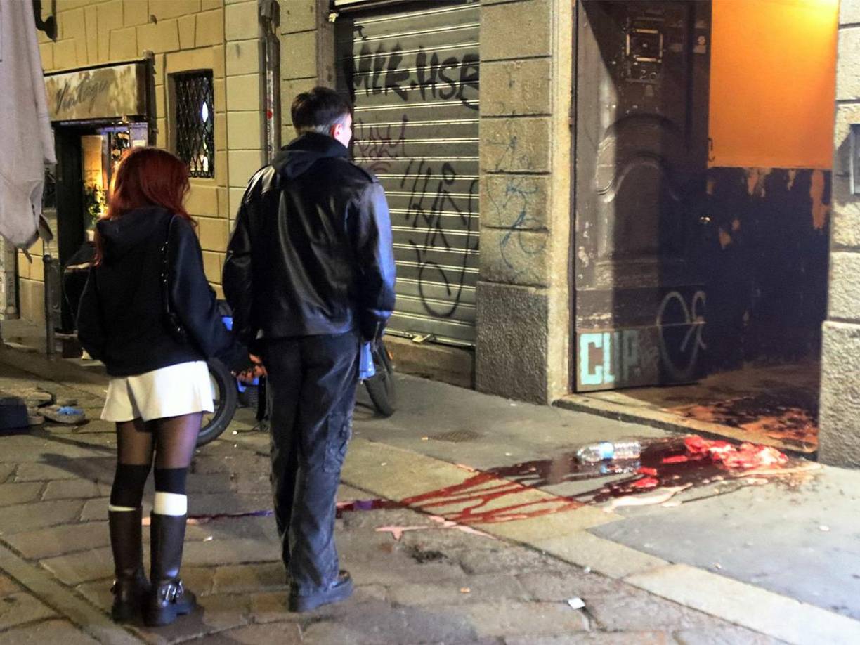 Fueron los aficionados del Milan los que cubiertos y portando con bombas de humo y bengalas se dirigieron sobre la medianoche en grupo hacia la zona en la que se encontraban los hinchas parisinos para provocar el enfrentamiento que se desató hubo pocos minutos después, según las mismas fuentes.