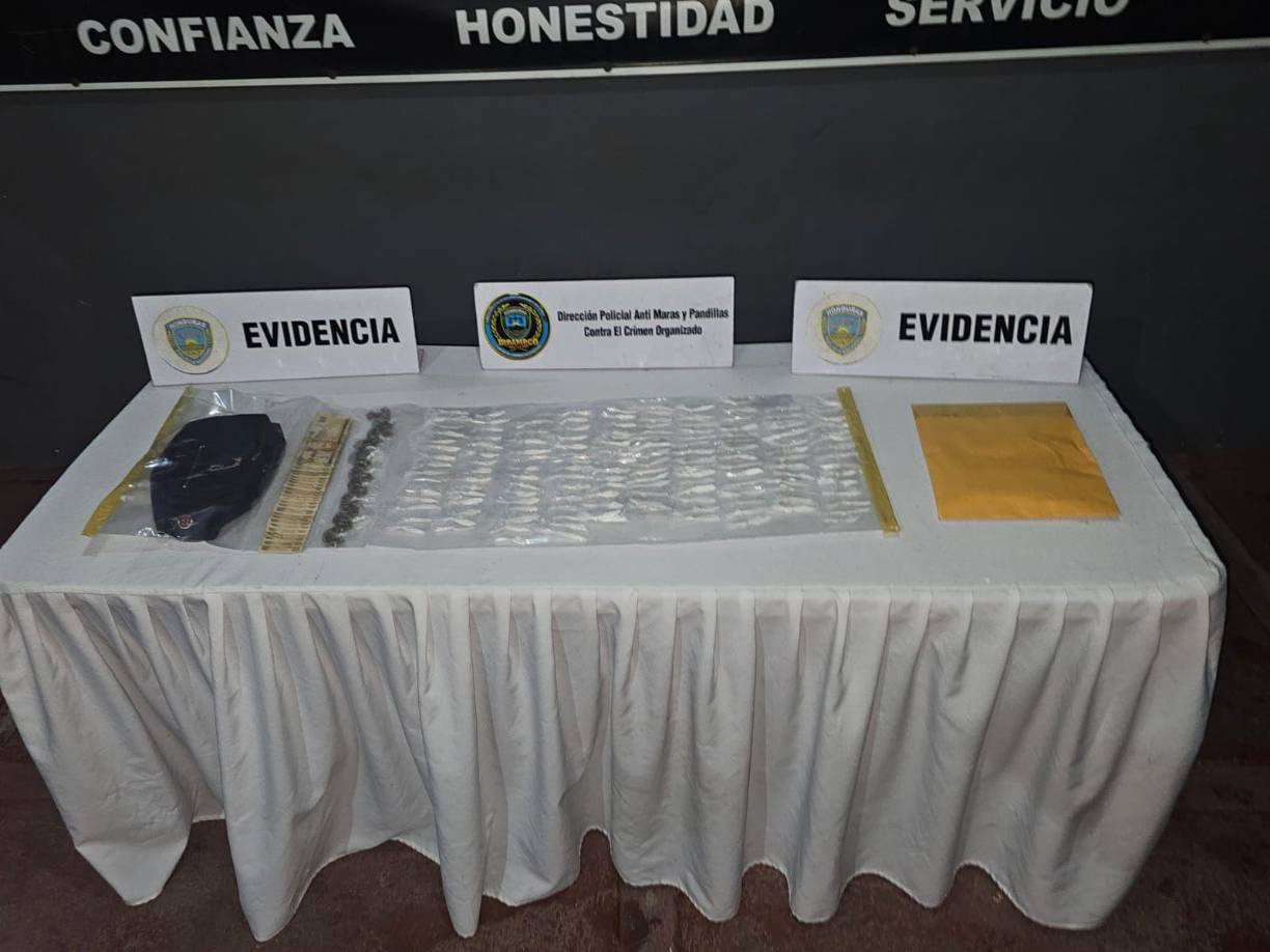 Durante la operación, las autoridades incautaron 150 bolsitas con polvo blanco, supuesta cocaína.