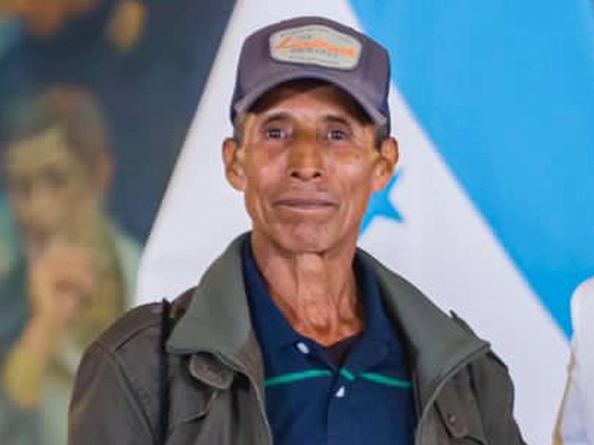 Serapio Gutiérrez, campesino lenca cuyo rostro aparece en el billete de un lempira, llegó hoy a Casa Presidencial.