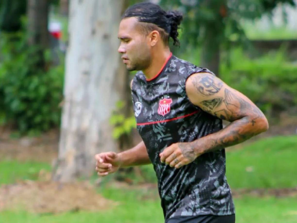 Sin embargo, su paso por el fútbol hondureño no fue de lo mejor y apenas disputó dos partidos con el Vida bajo el mando del entrenador portugués Fernando Mira.