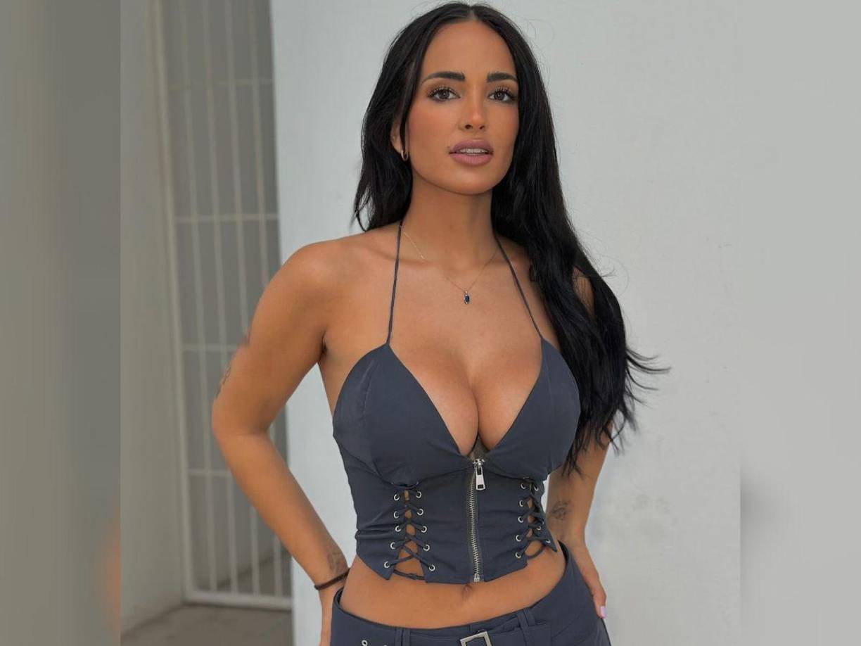 Claudia Bavel es una figura destacada en redes sociales, especialmente en Instagram y TikTok, donde comparte contenido relacionado con moda, estilo de vida, viajes y fitness.