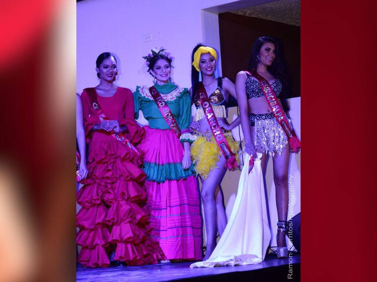 Aquí se le puede observar junto a algunas de sus compañeras candidatas en una pasarela de trajes típicos. 