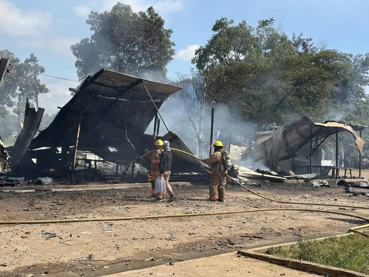 Este lunes 23 deciembre, en la vísperas de la Navidad, uno 30 locatarios perdieron todo lo invertido en unos puestos de venta de pólvora en Catacamas, Olancho.